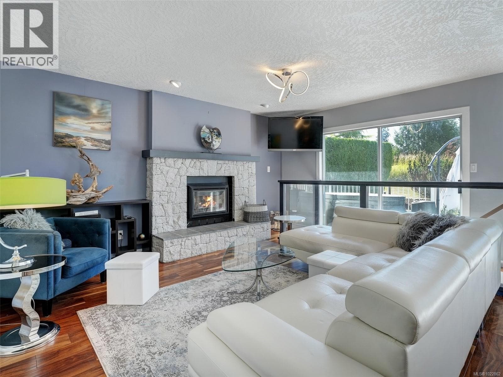 3718 Arbutus Dr N photo 2
