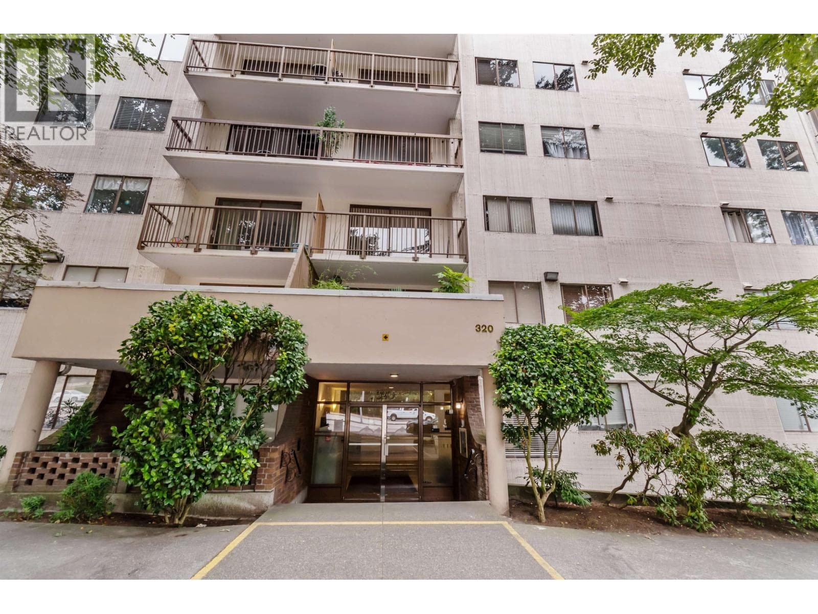 1 bed 1 bath single family at 1005 320 ROYAL AVENUE — $396,000
