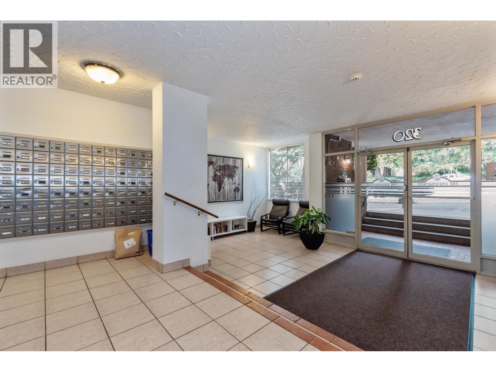 1005 320 ROYAL AVENUE photo 2
