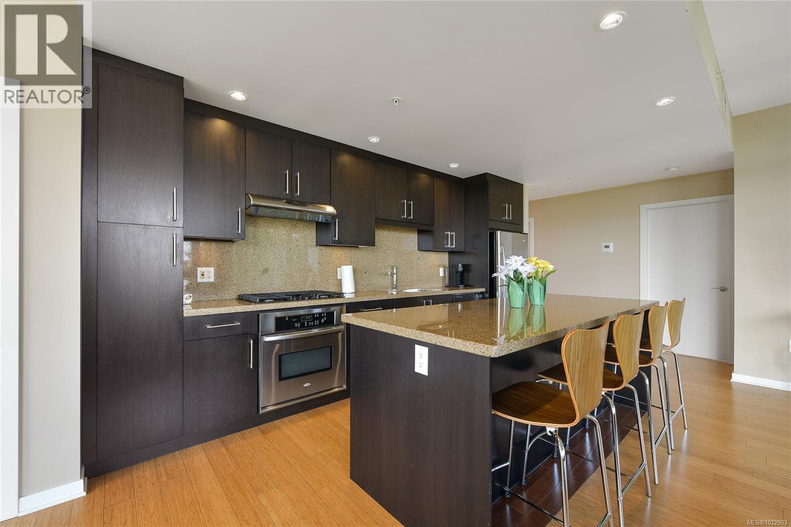 204 379 Tyee Rd photo 4