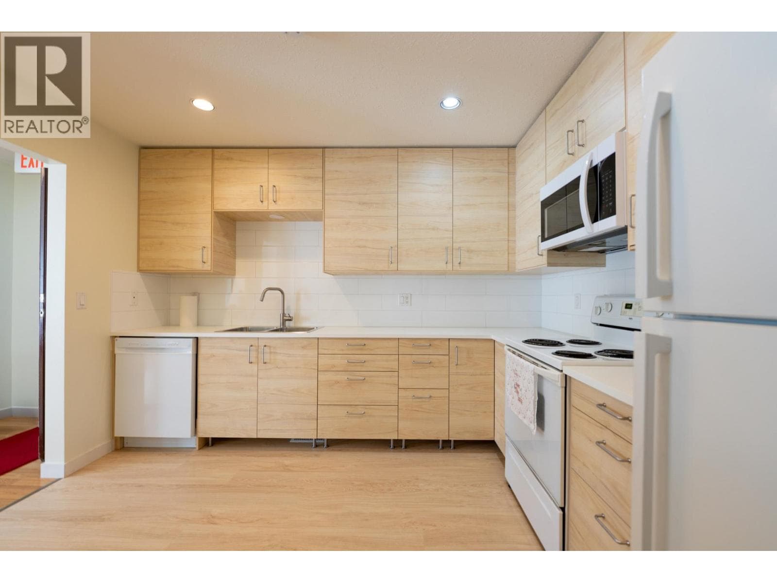 773 PRAIRIE AVENUE photo 4