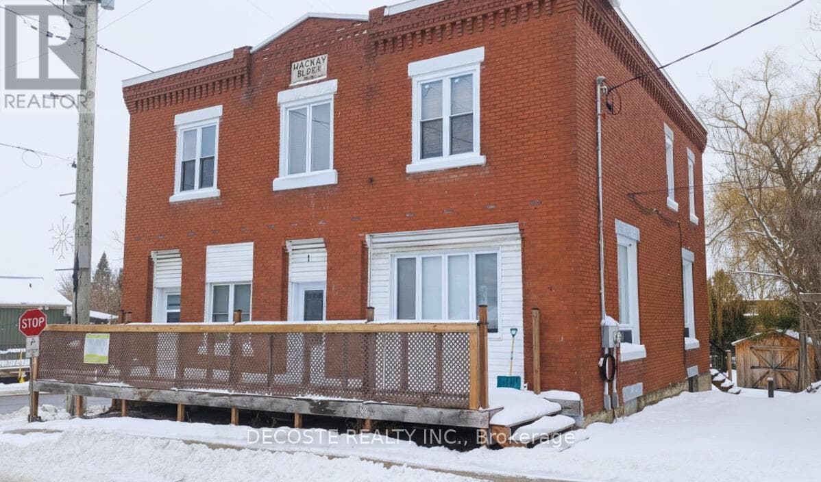 3 bed 3 bath single family at 1 MECHANIC STREET E — $425,000