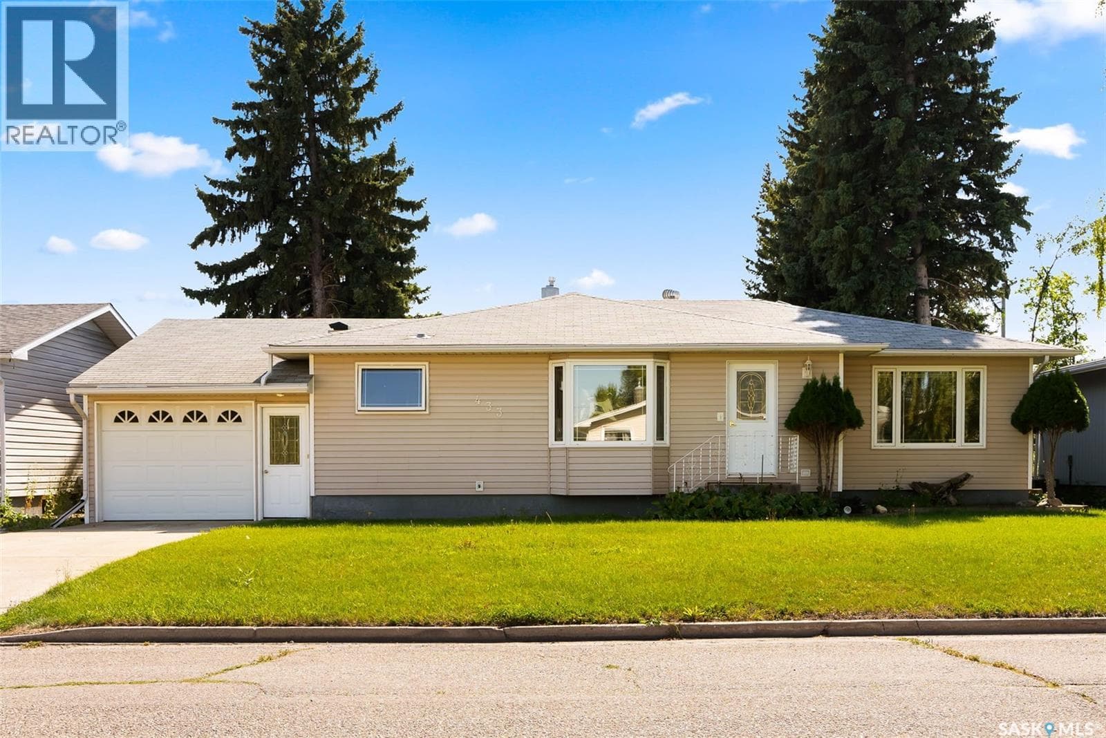 3 bed 2 bath single family at 433 9th AVENUE W — $229,900