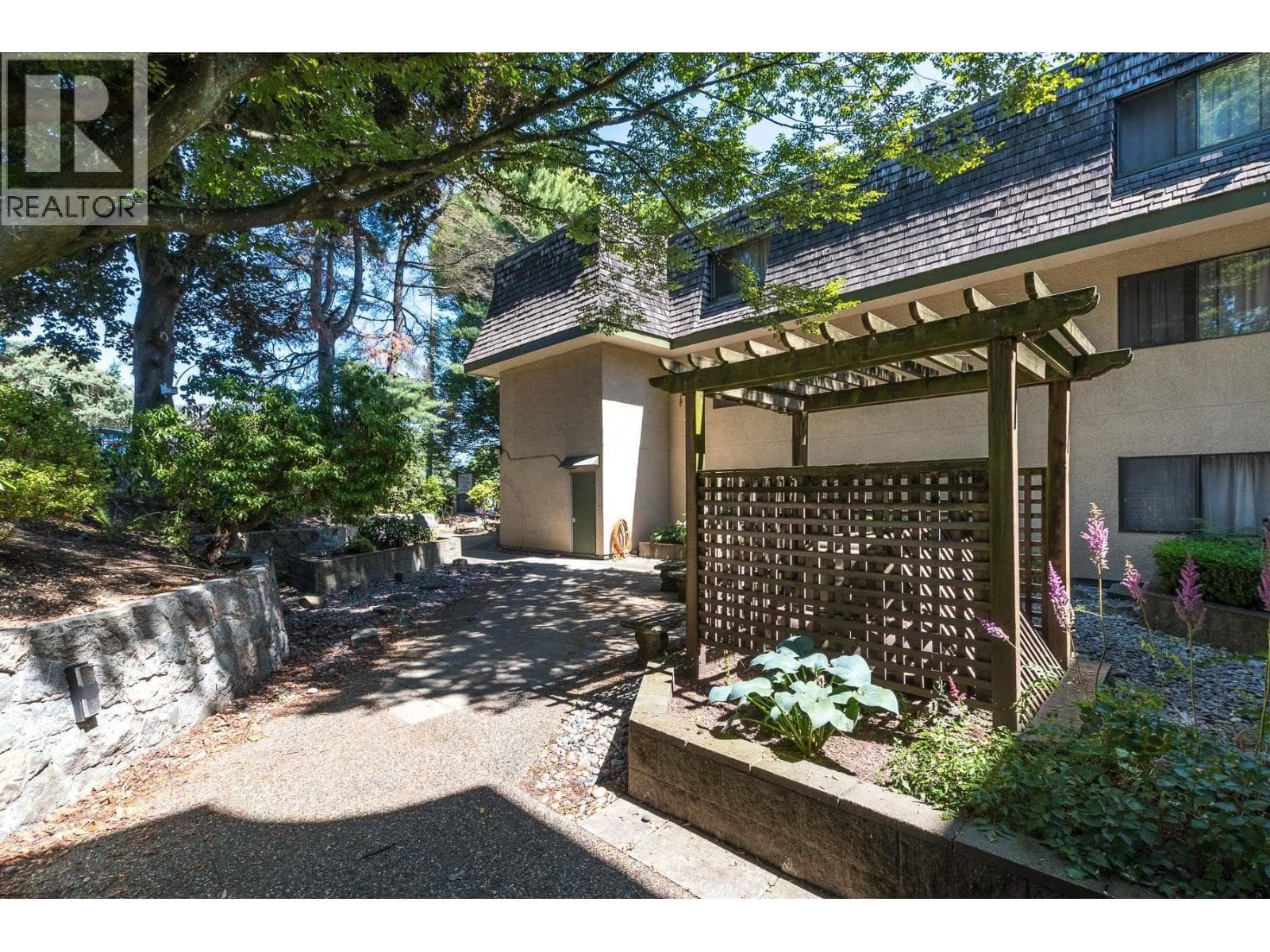107 466 E EIGHTH AVENUE photo 2