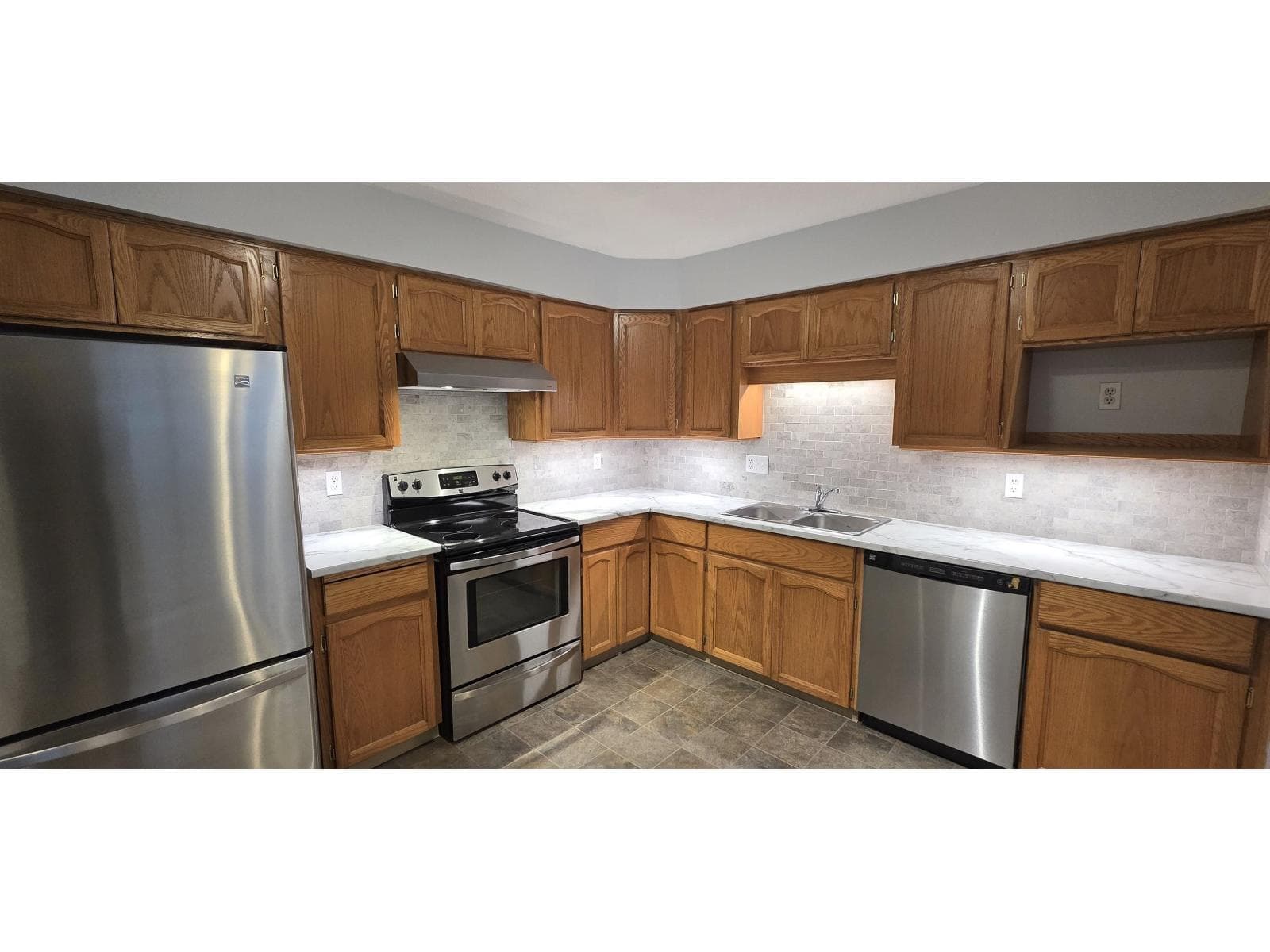 101 33090 GEORGE FERGUSON WAY photo 2