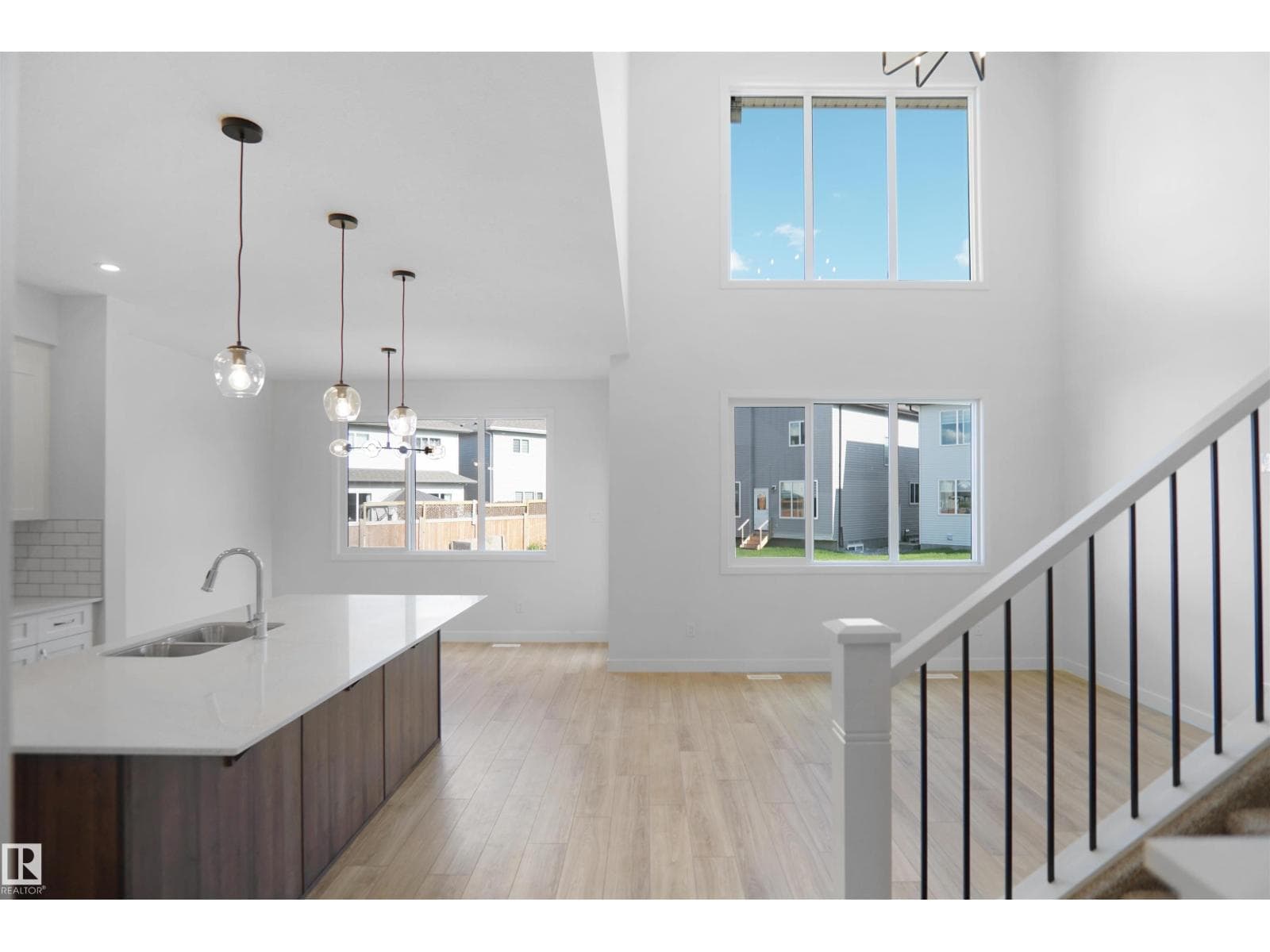 2603 15 AV NW photo 4