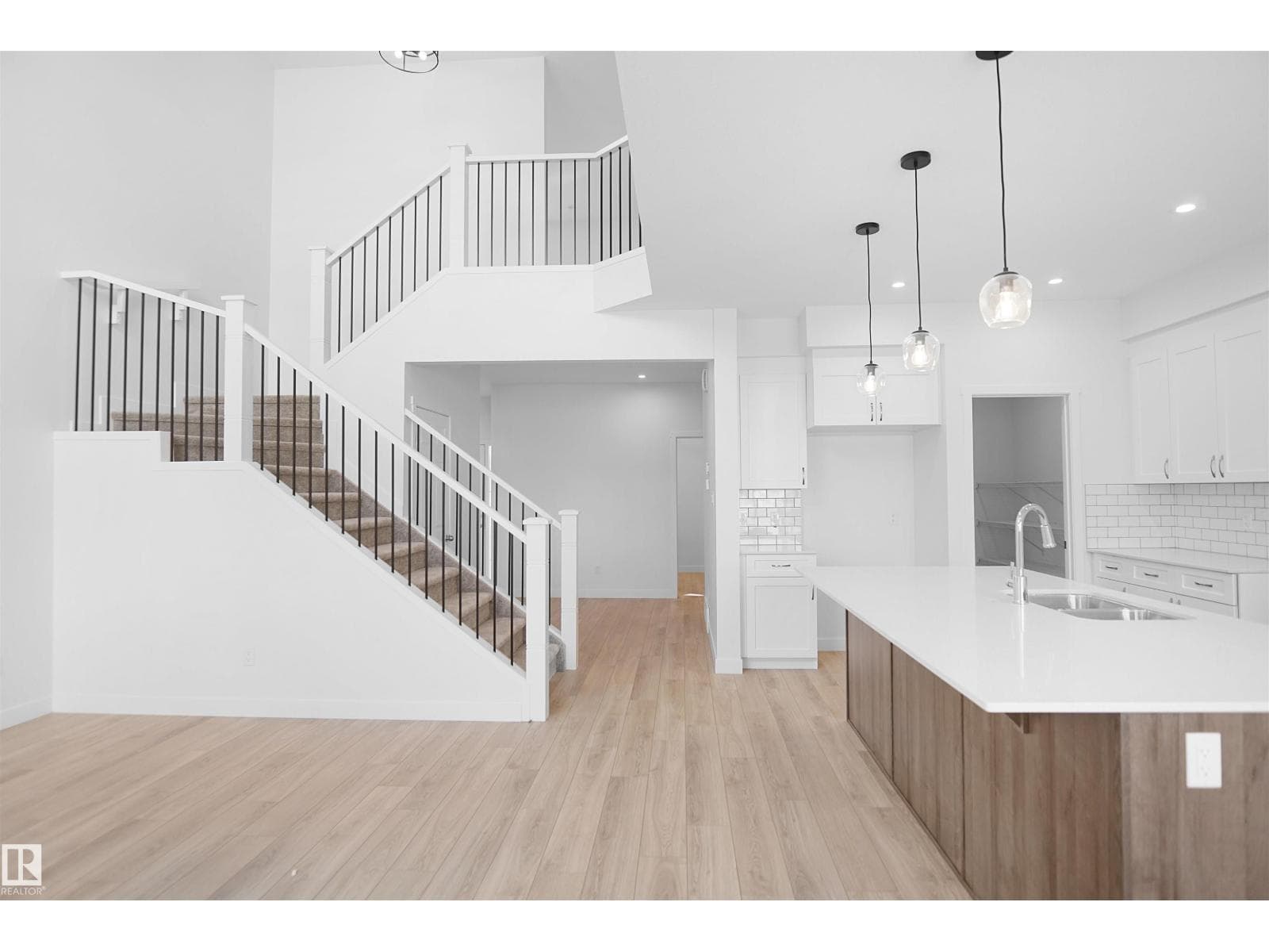 2603 15 AV NW photo 5