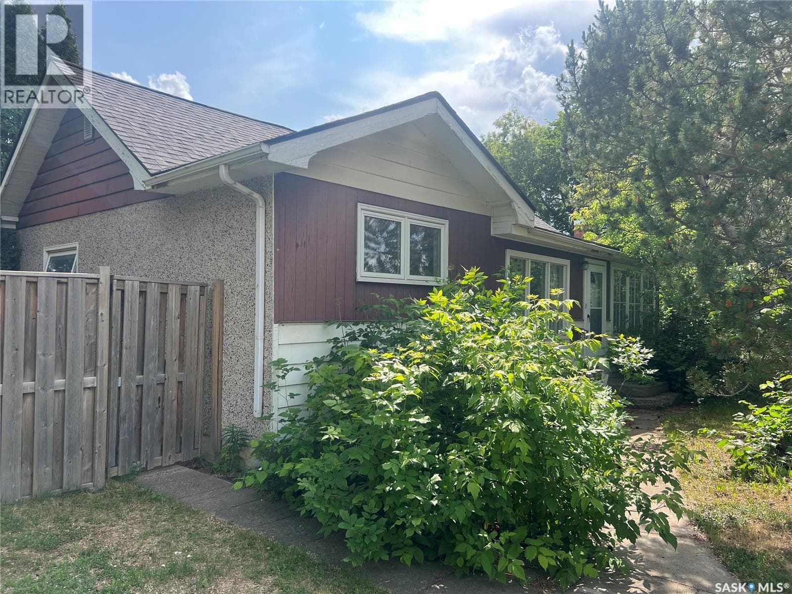 565 15th STREET W