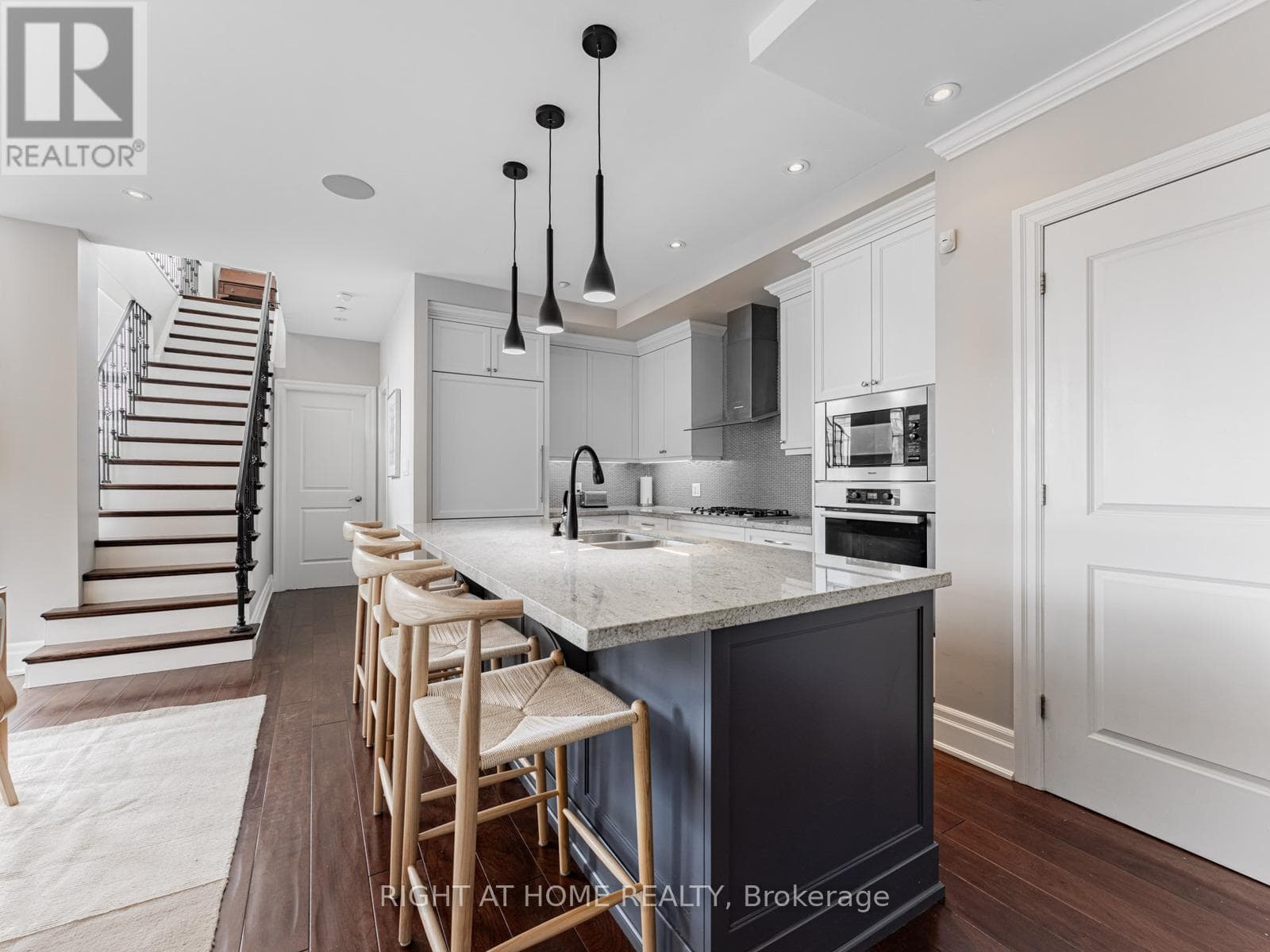 204 - 1 RAINSFORD ROAD photo 2