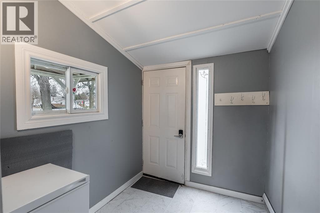 534 Plympton STREET photo 4