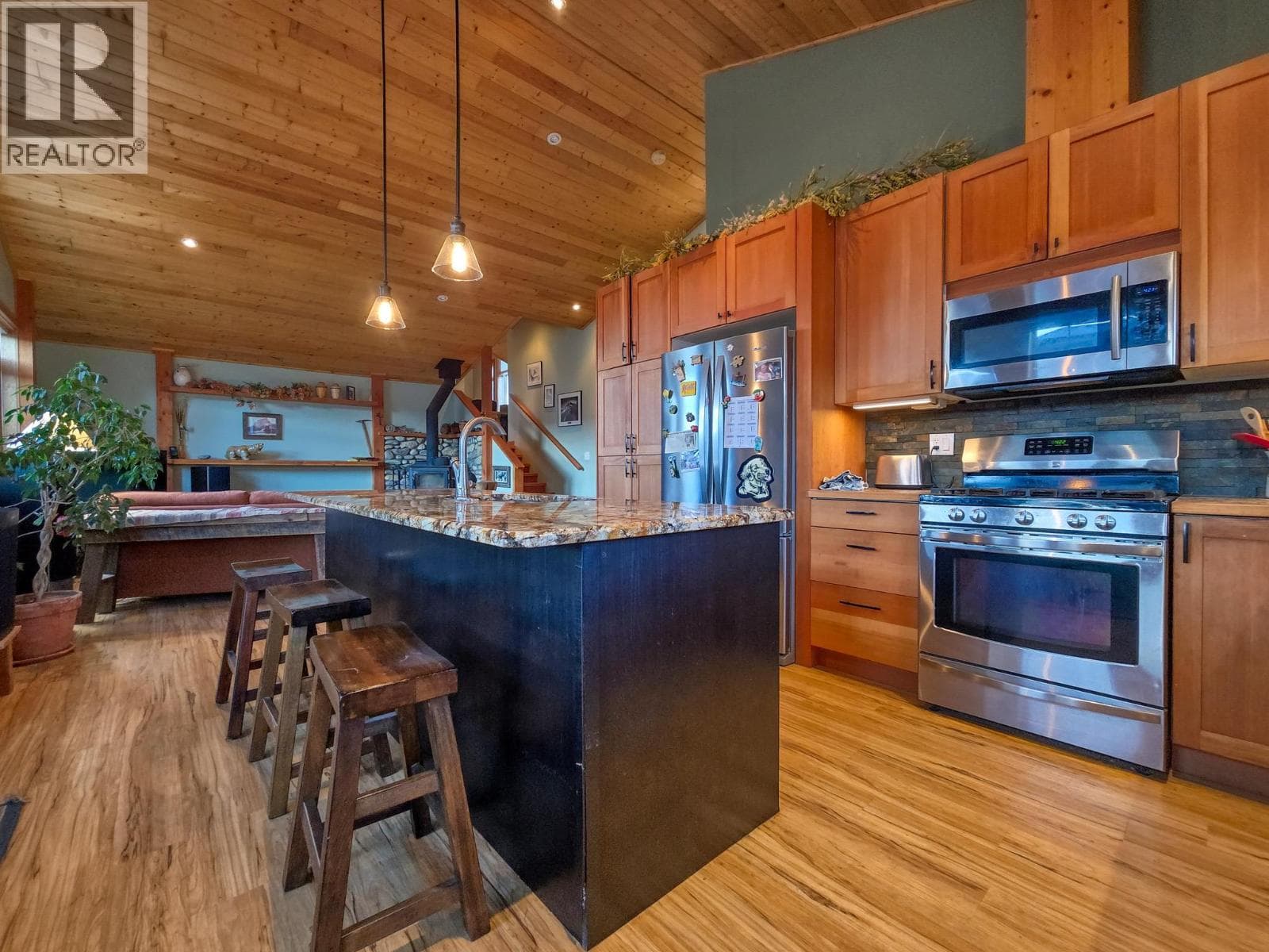 918 5TH Avenue photo 3