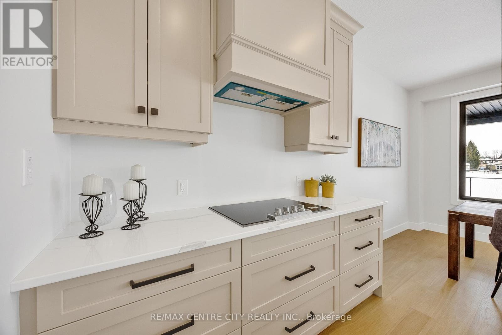 199 FOXBOROUGH PLACE photo 5