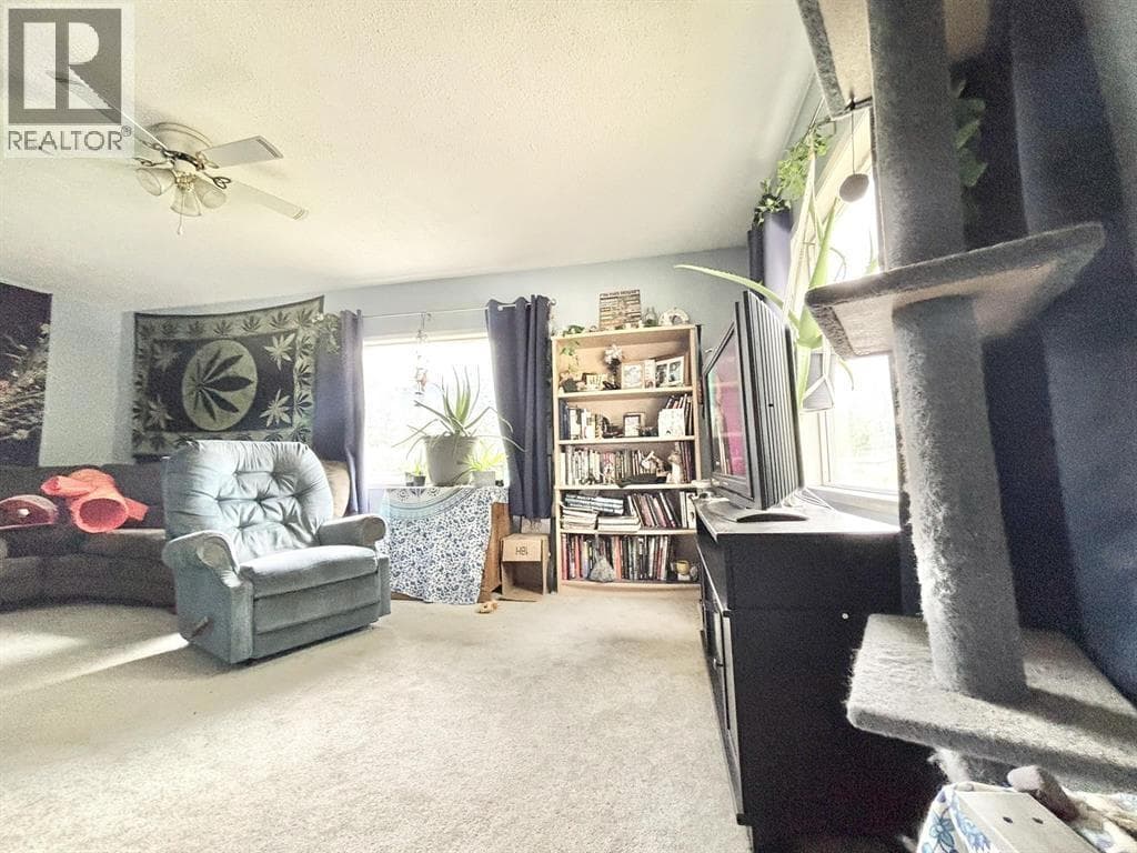 584 LEWIS DRIVE photo 4