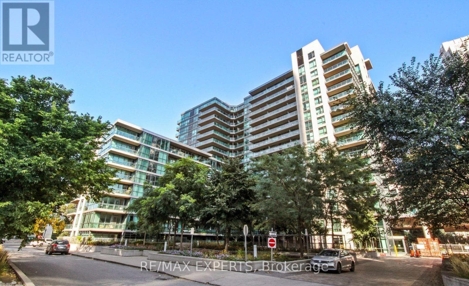 1 bed 1 bath single family at 355 - 209 FORT YORK BOULEVARD — $699,000