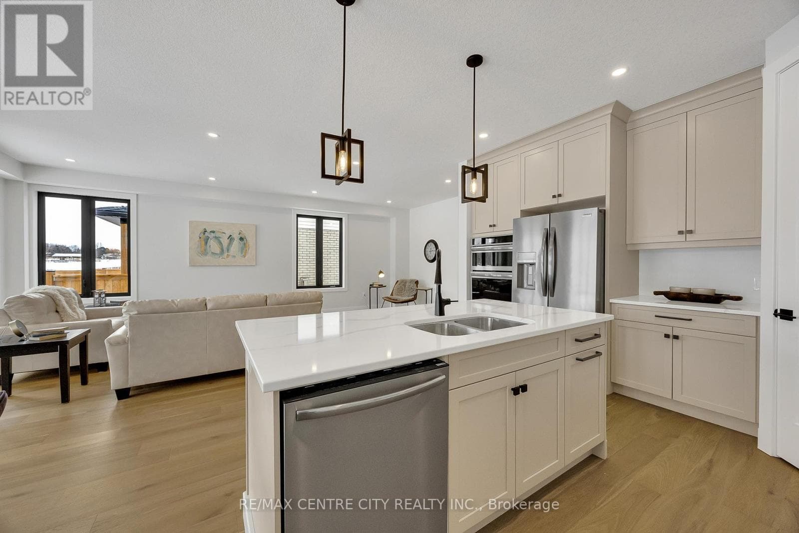 199 FOXBOROUGH PLACE photo 3