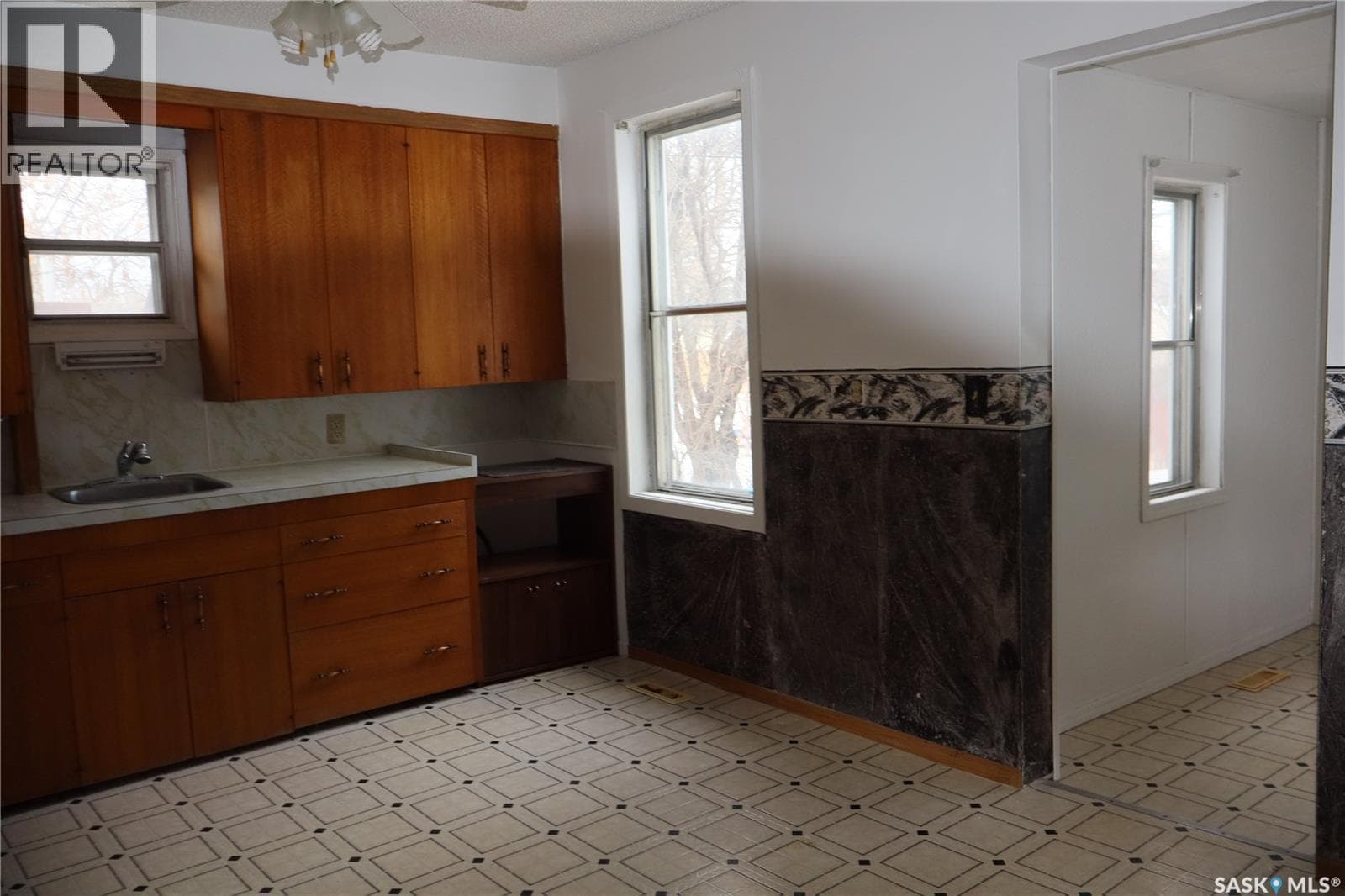 315 7th AVENUE E photo 2