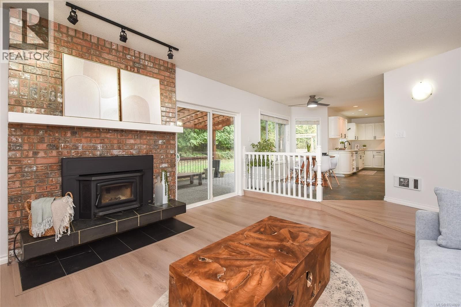 8868 Erickson Pl photo 2