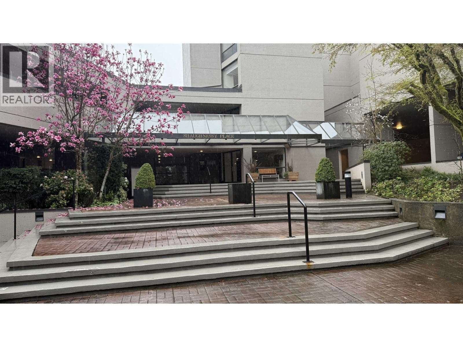 512 4900 CARTIER STREET photo 2