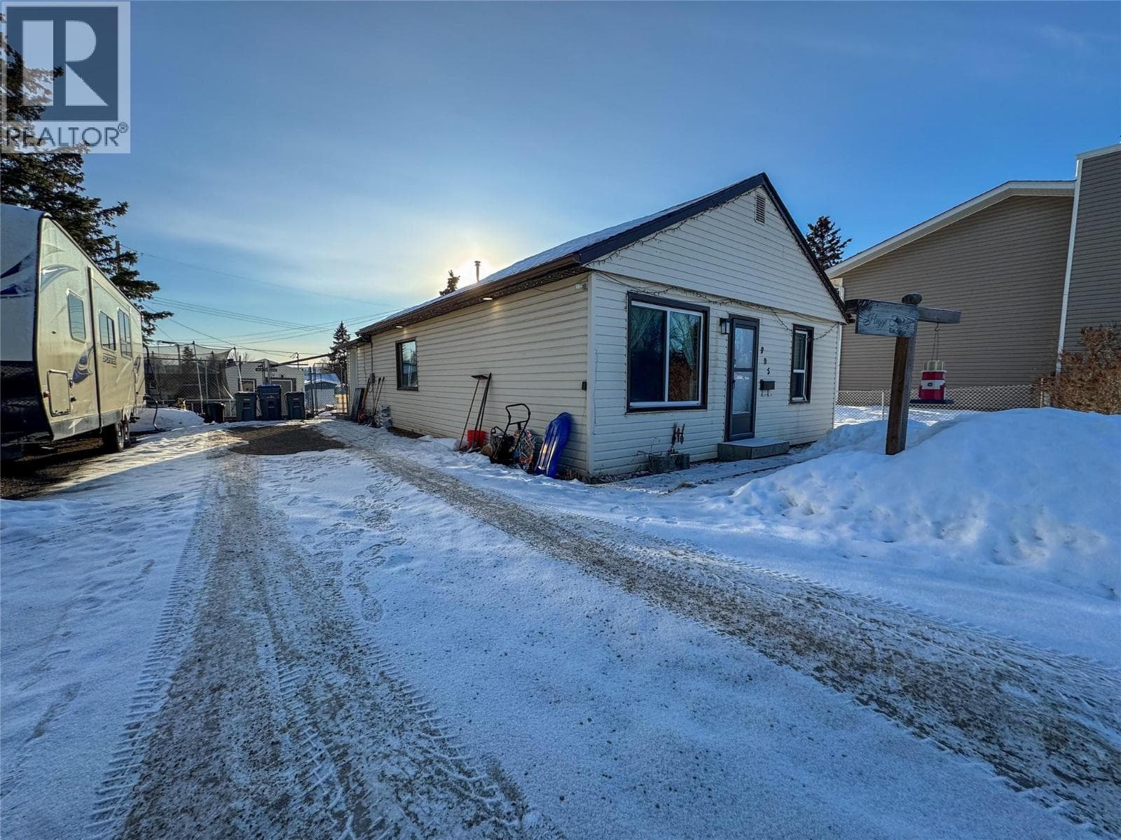 905 91 Avenue photo 2