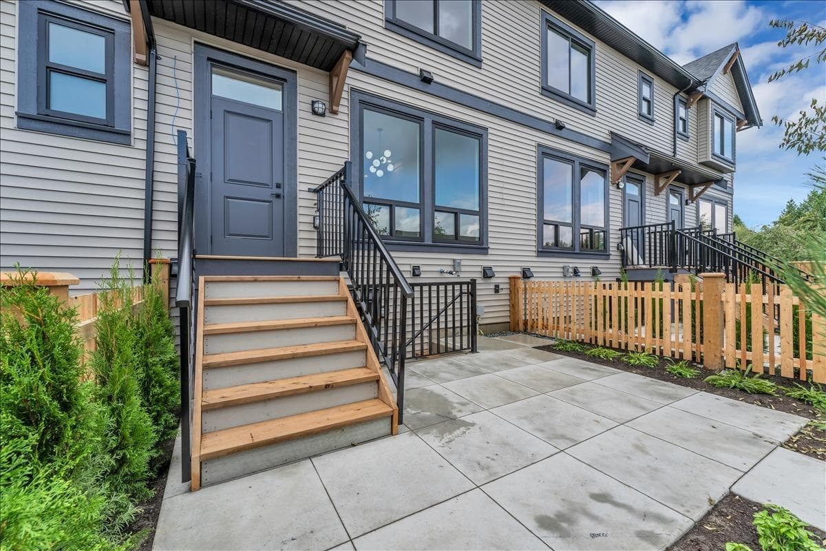 20487 74B AVENUE photo 2