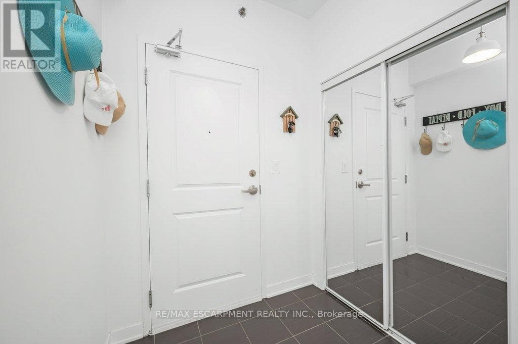 302 - 90 CHARLTON AVENUE W photo 5