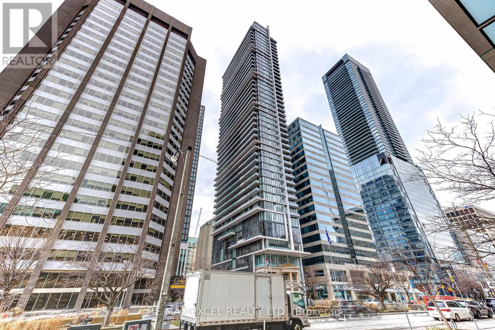 1 bed 1 bath single family at 1705 - 426 UNIVERSITY AVENUE — $438,000