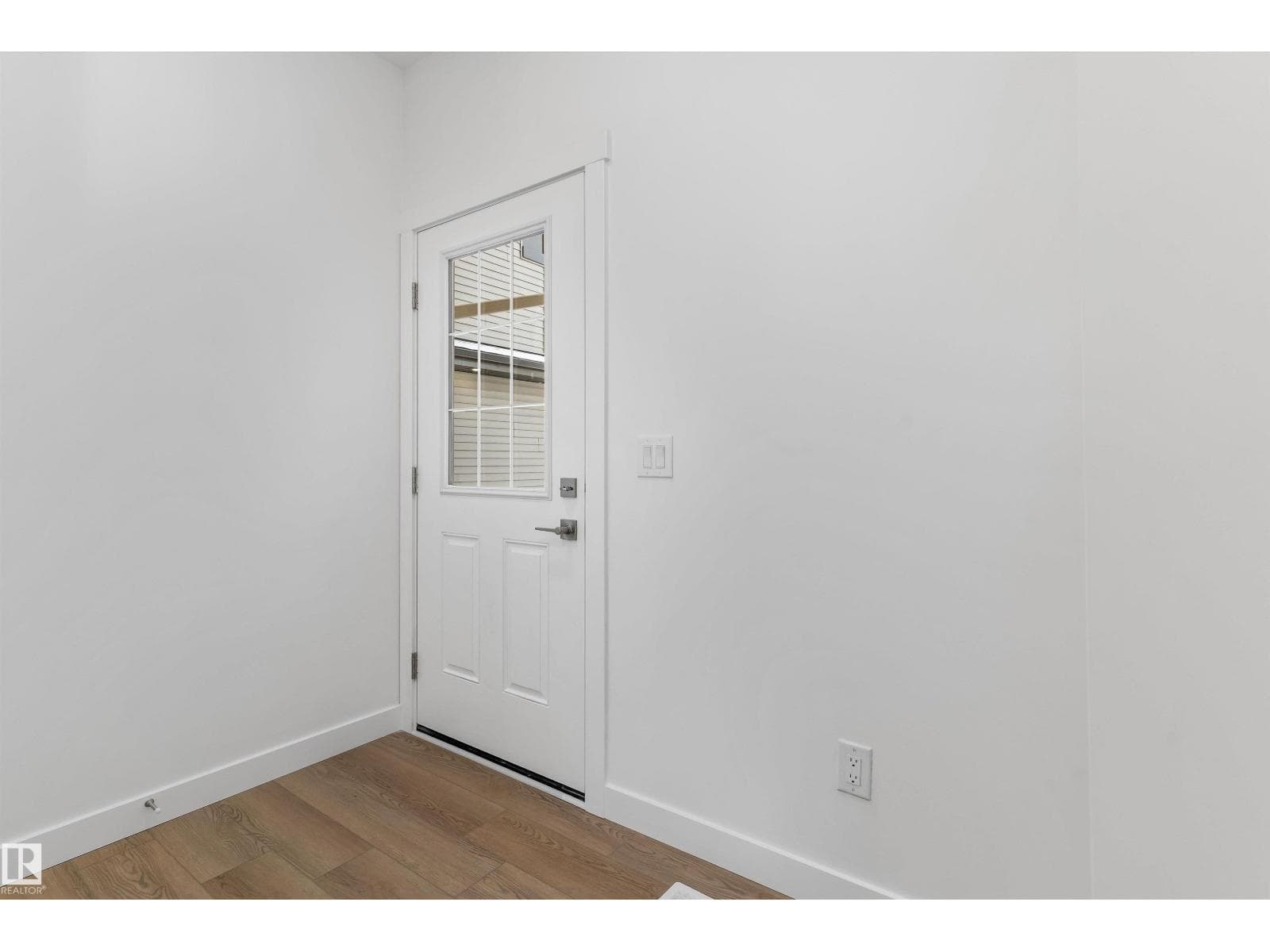 740 ASTORIA WY — photo 2
