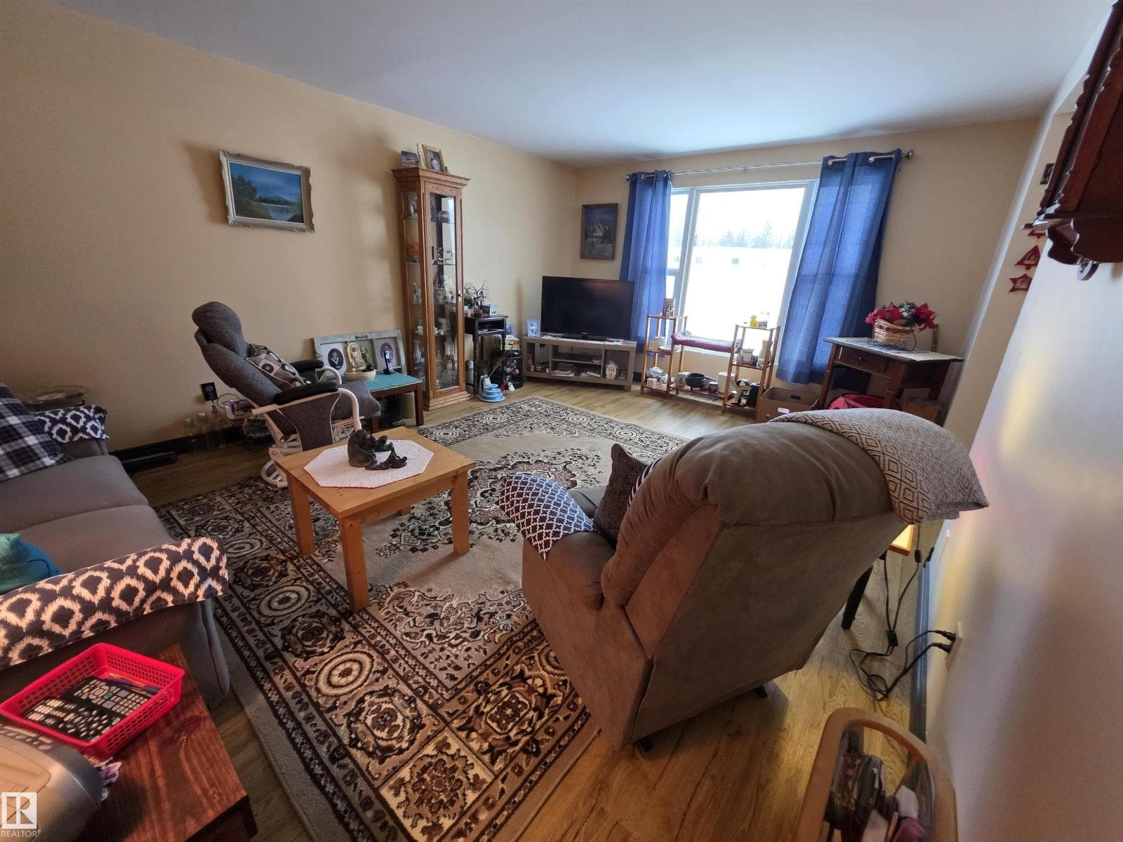 4904 54 AV photo 2