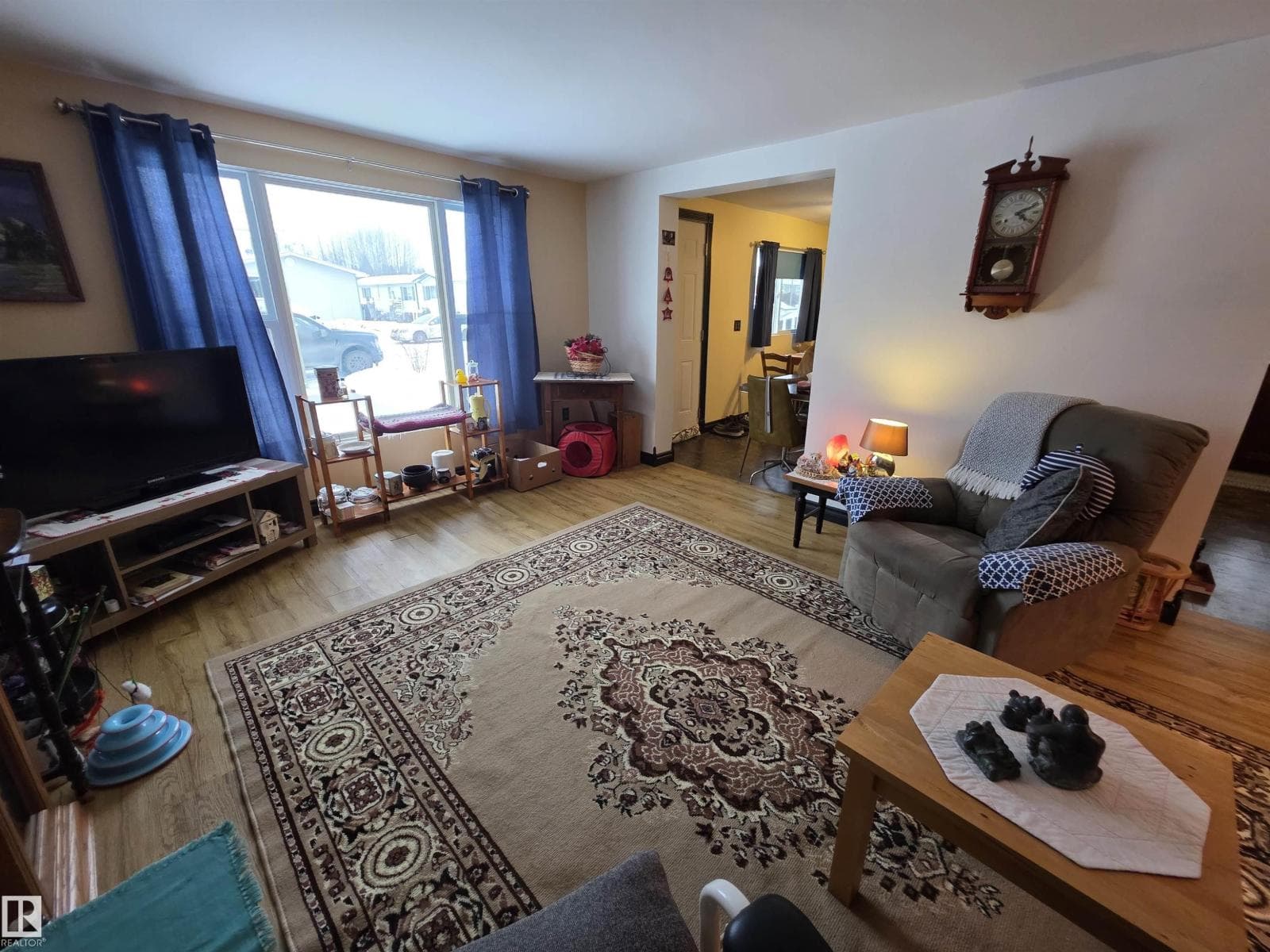 4904 54 AV photo 3