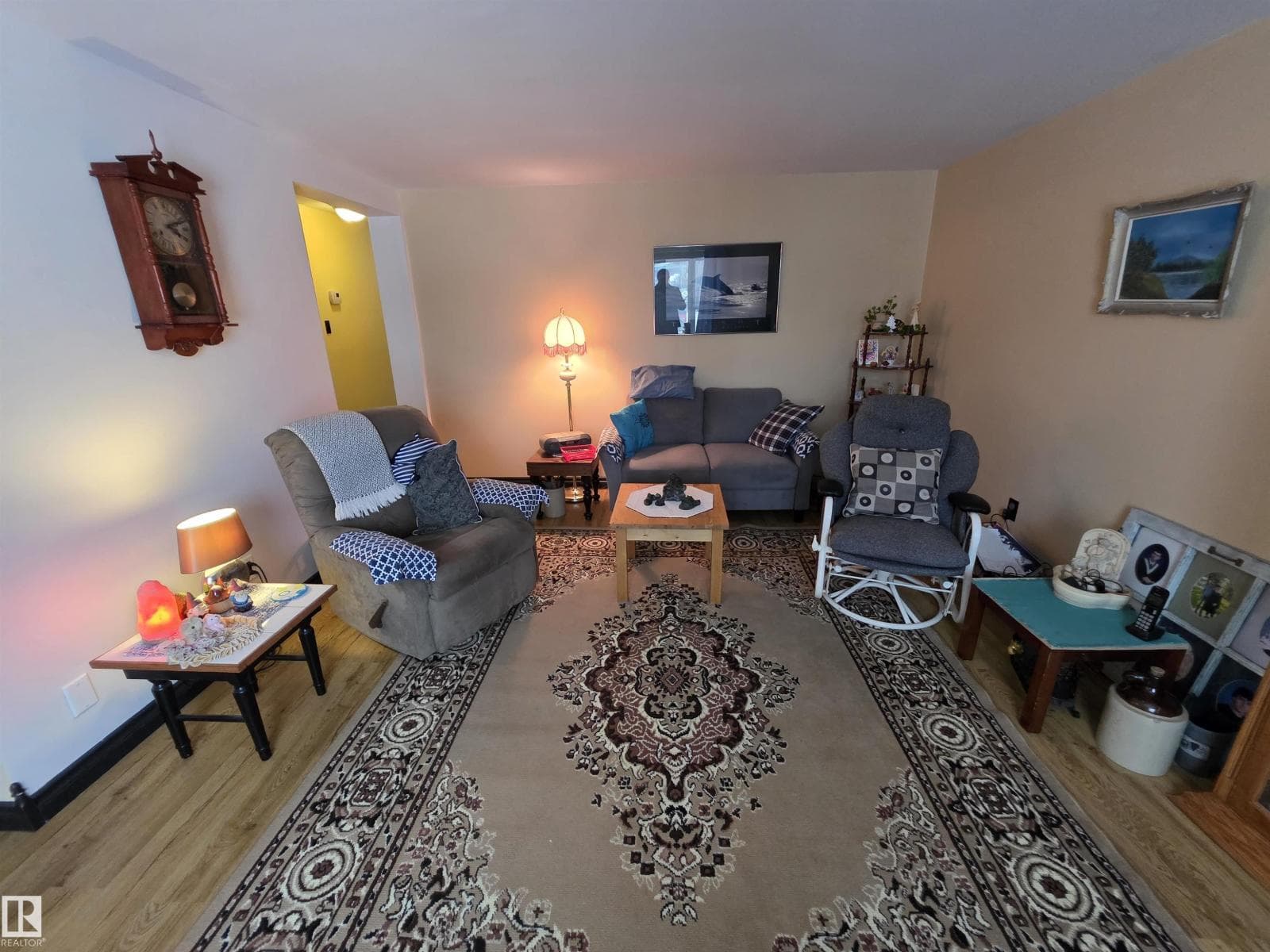4904 54 AV photo 4