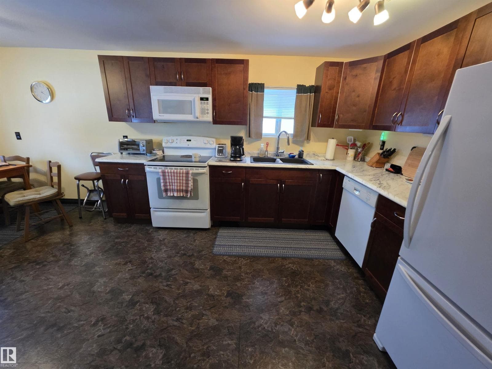 4904 54 AV photo 5