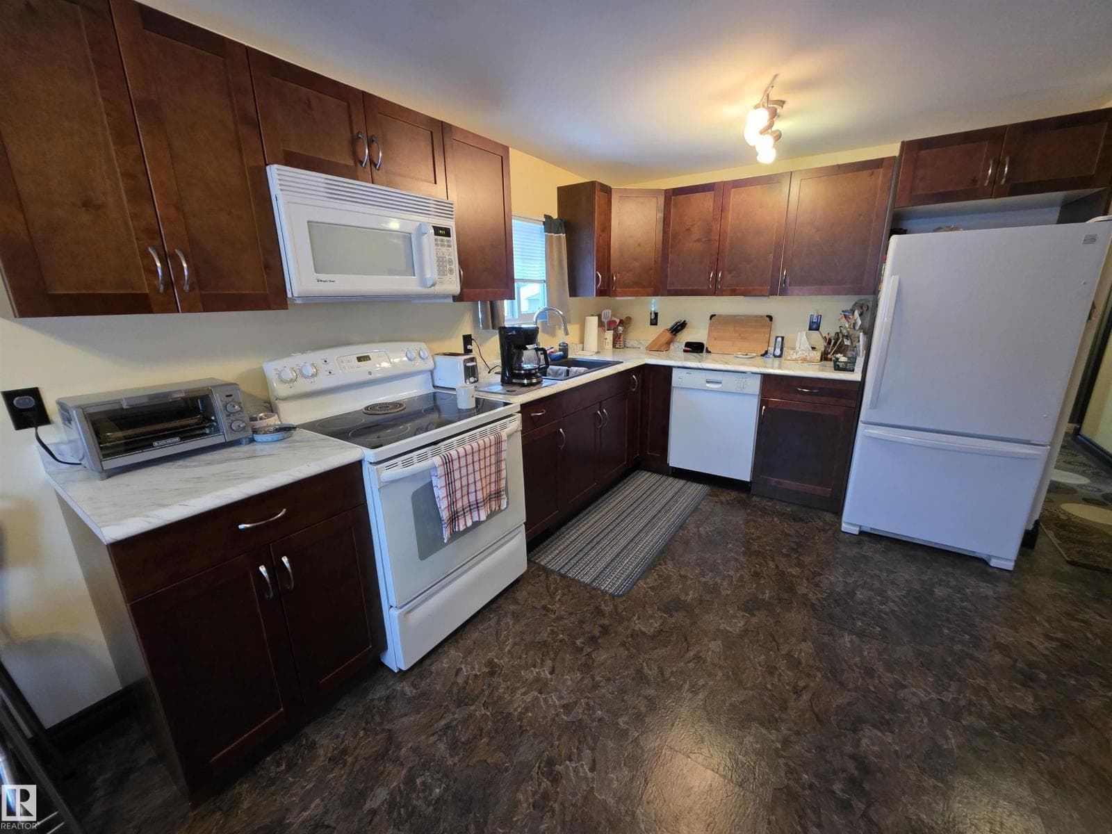 4904 54 AV photo 7