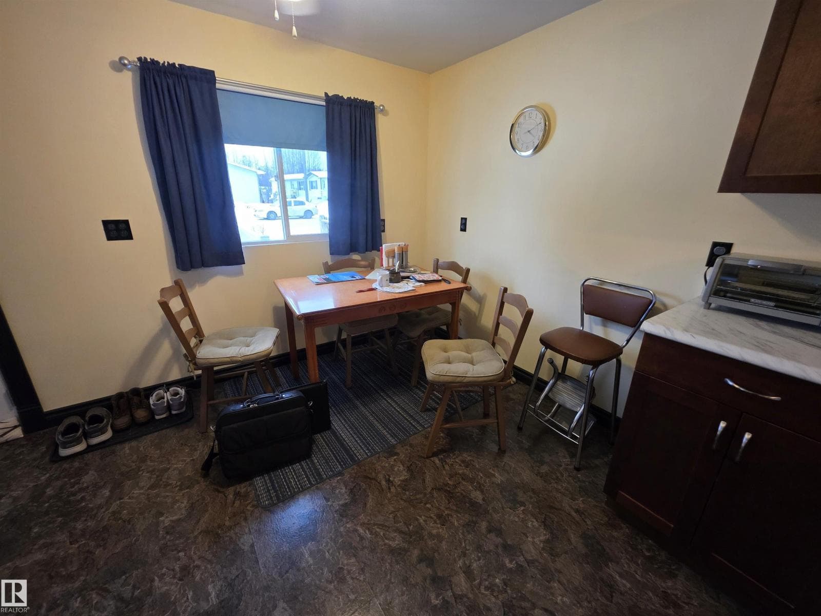 4904 54 AV photo 9