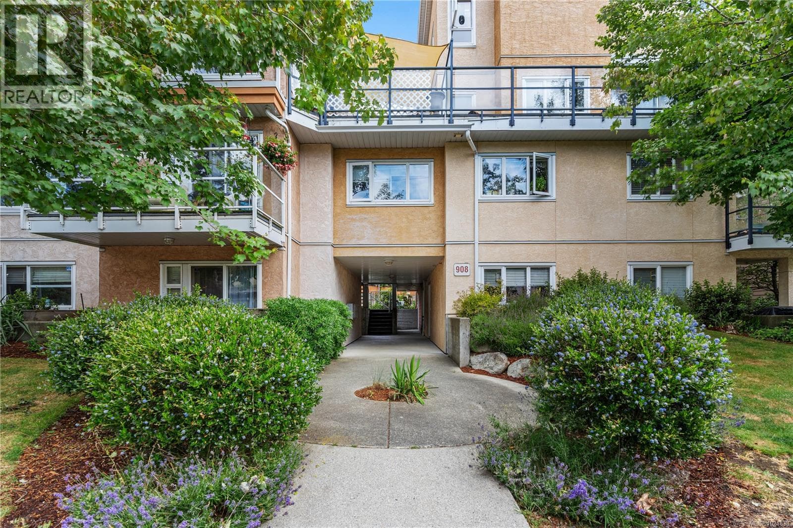 201 908 Brock Ave photo 2