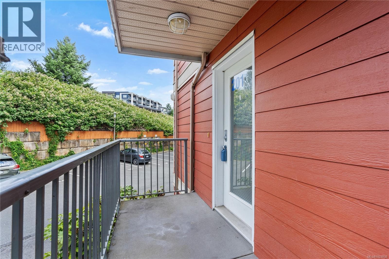 201 908 Brock Ave photo 4