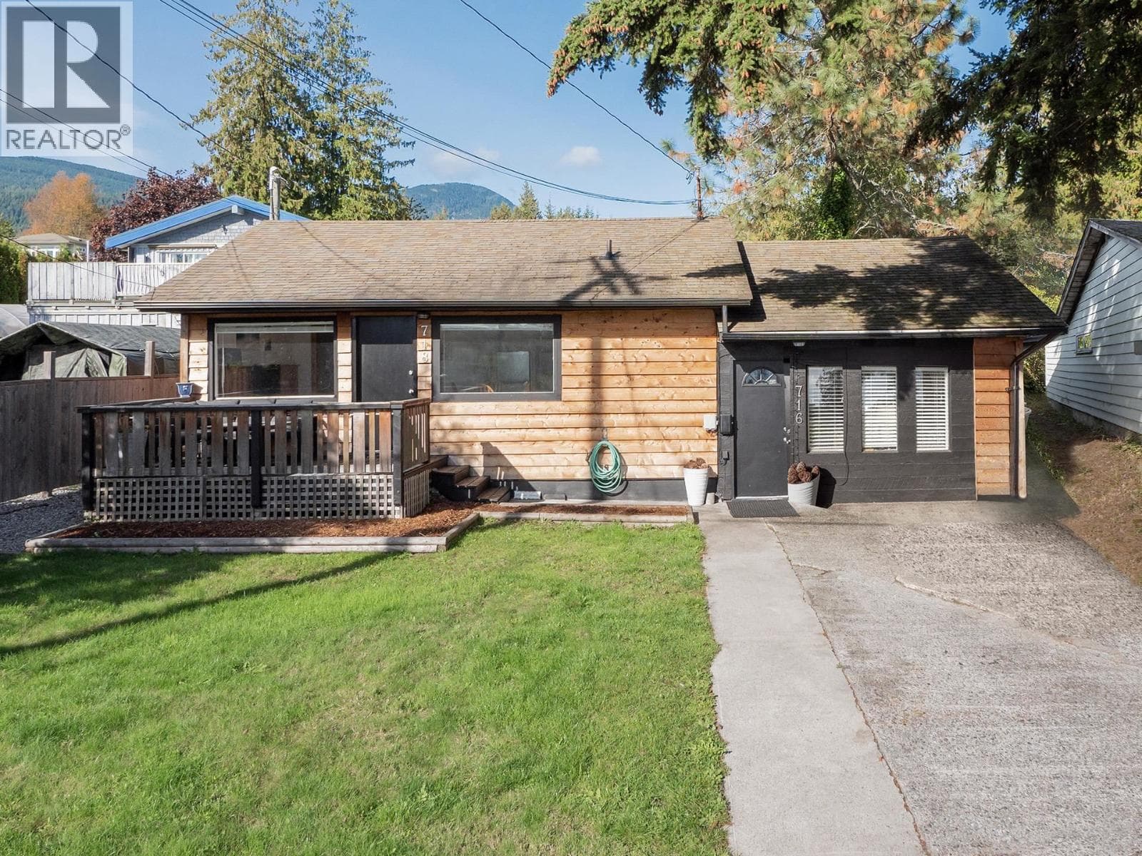 716/718 HILLCREST ROAD photo 4