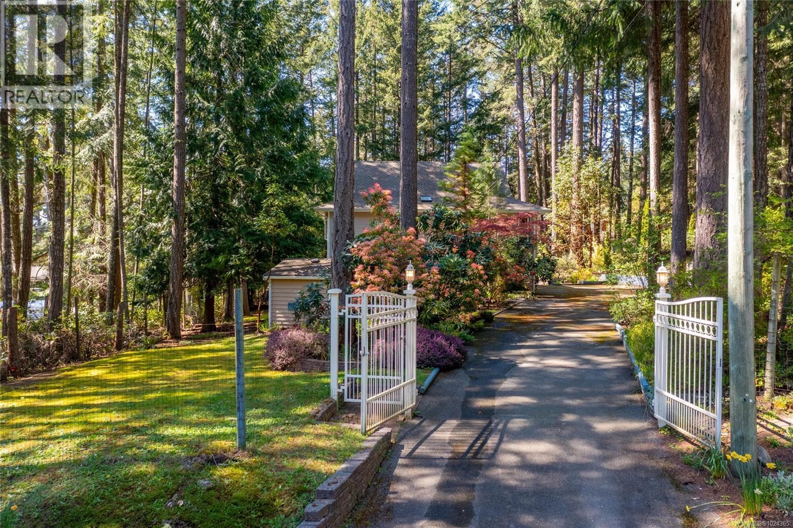 2705 Galley Cres photo 4