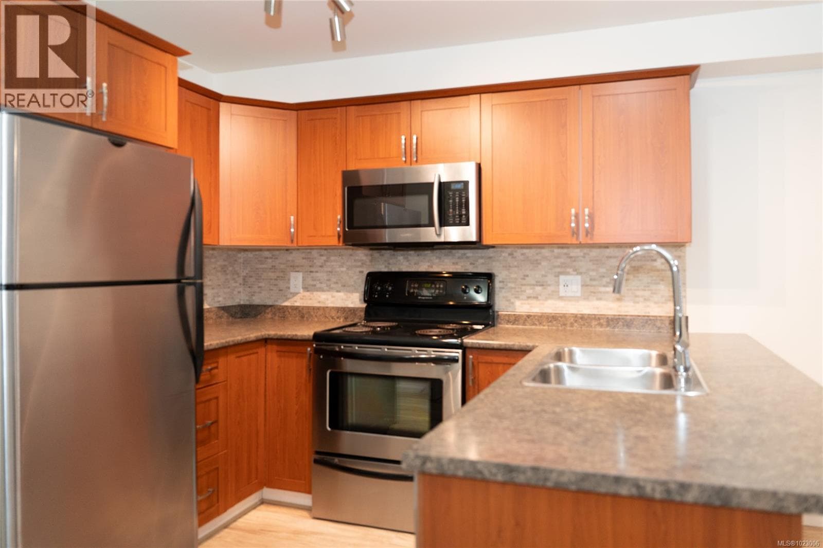 306 663 Goldstream Ave photo 2