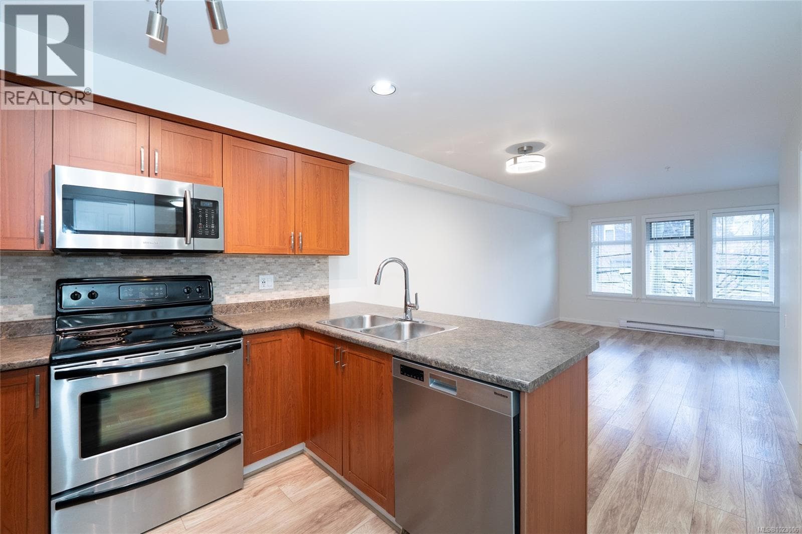 306 663 Goldstream Ave photo 3