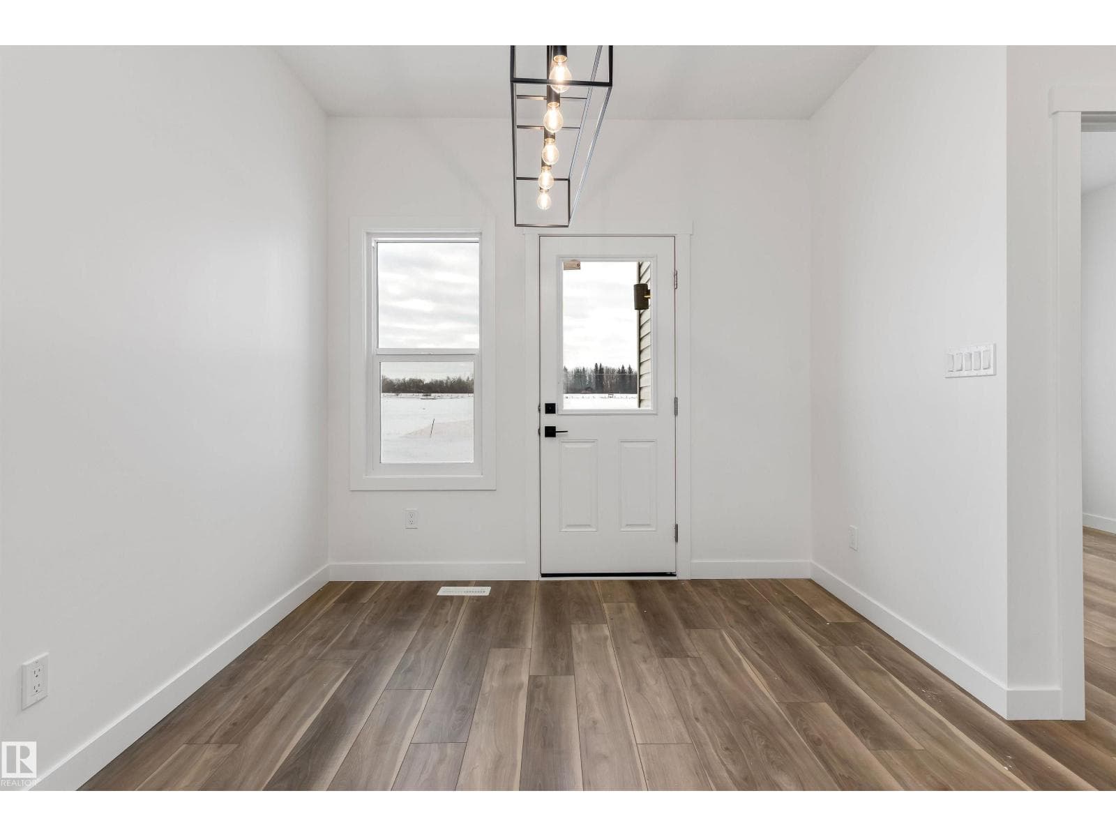 1070 MCLEOD AV — photo 4