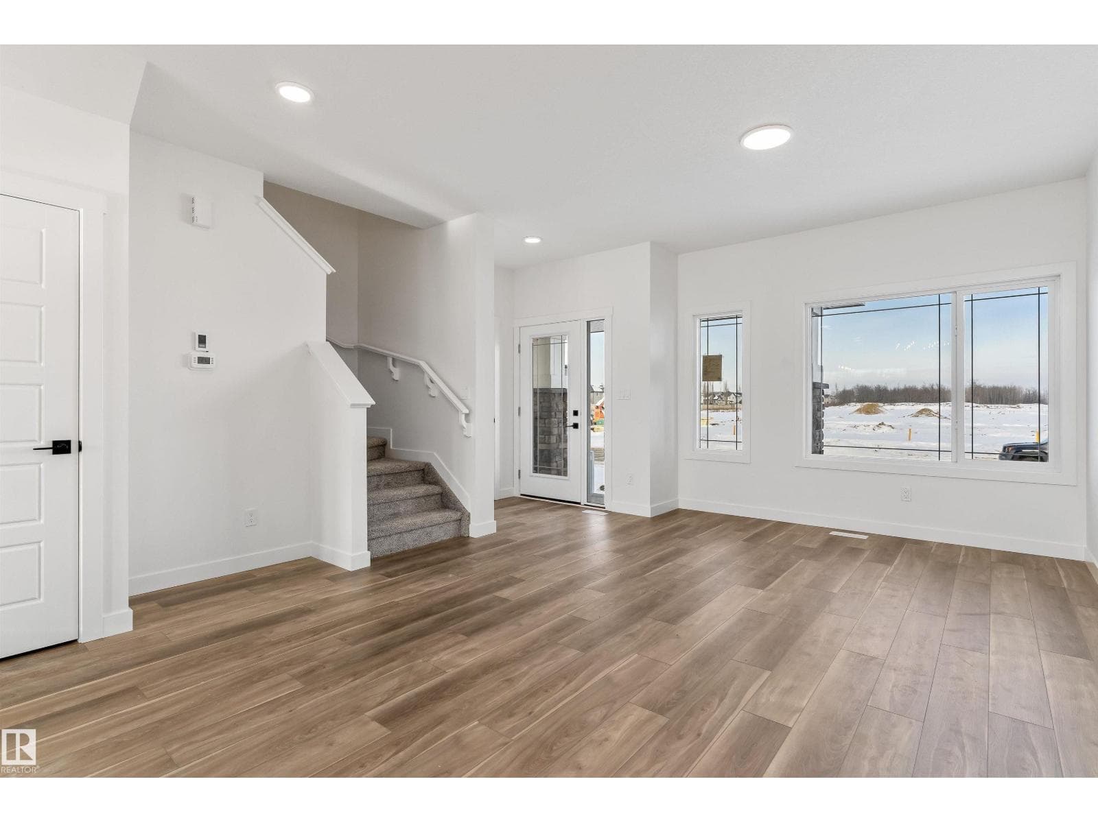 1068 MCLEOD AV — photo 3