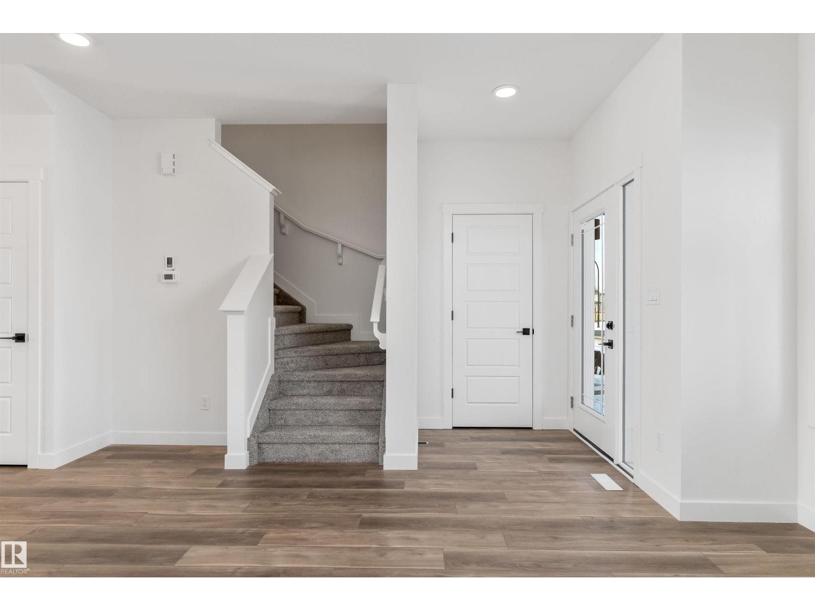 1068 MCLEOD AV — photo 4