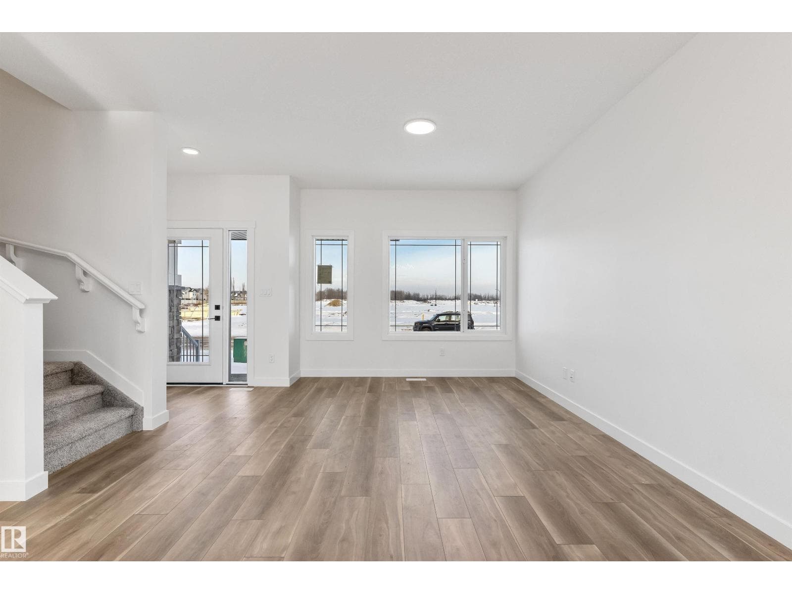 1068 MCLEOD AV — photo 5