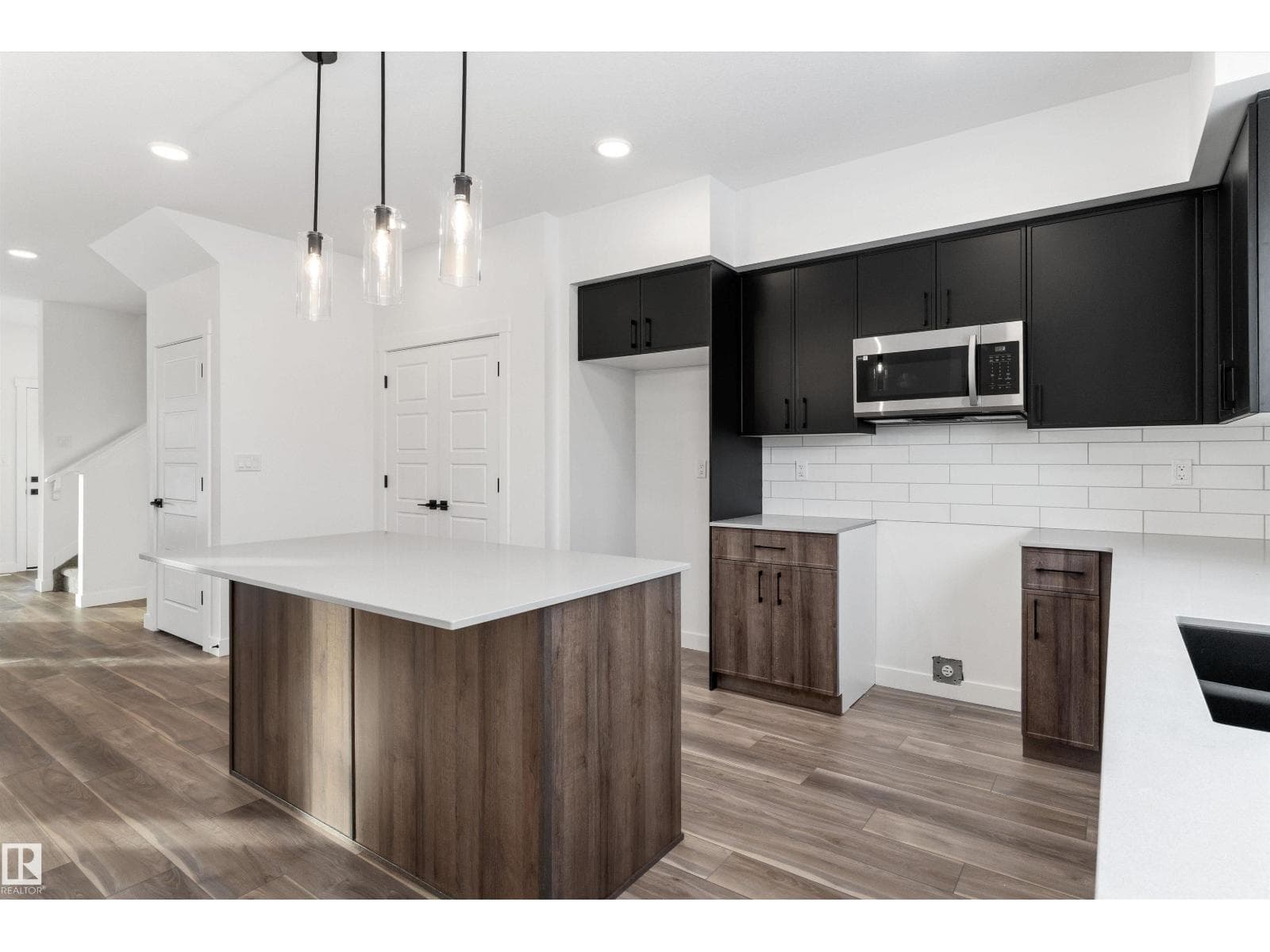 1218 MCLEOD AV — photo 3