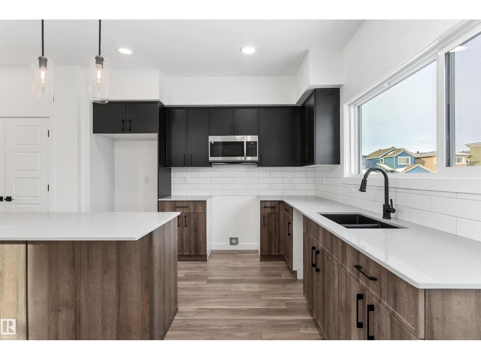 1218 MCLEOD AV — photo 4
