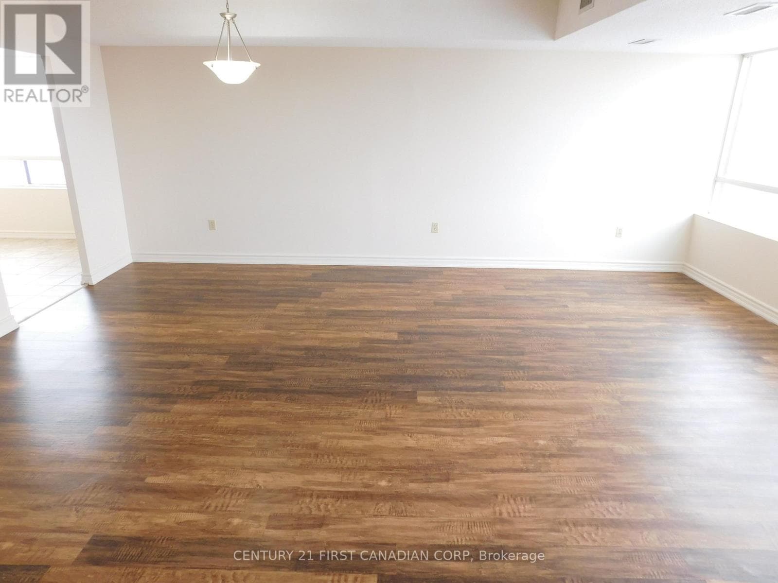 803 - 744 WONDERLAND ROAD S photo 2