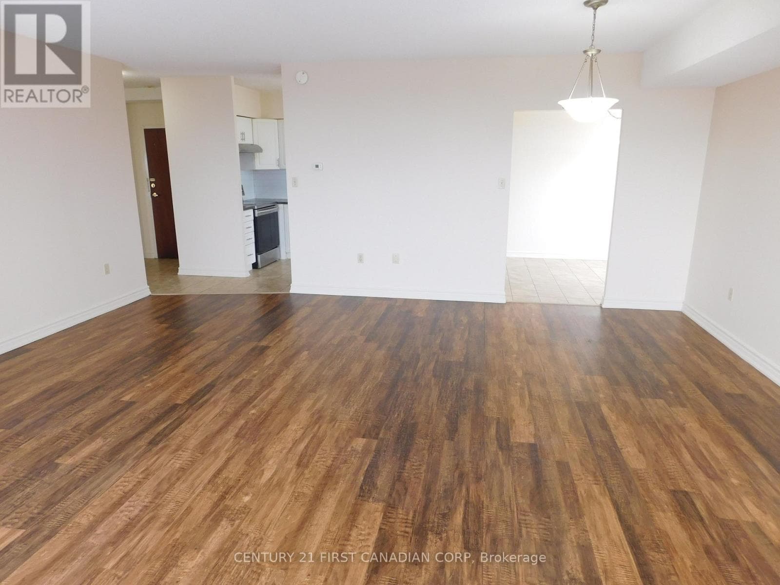 803 - 744 WONDERLAND ROAD S photo 3