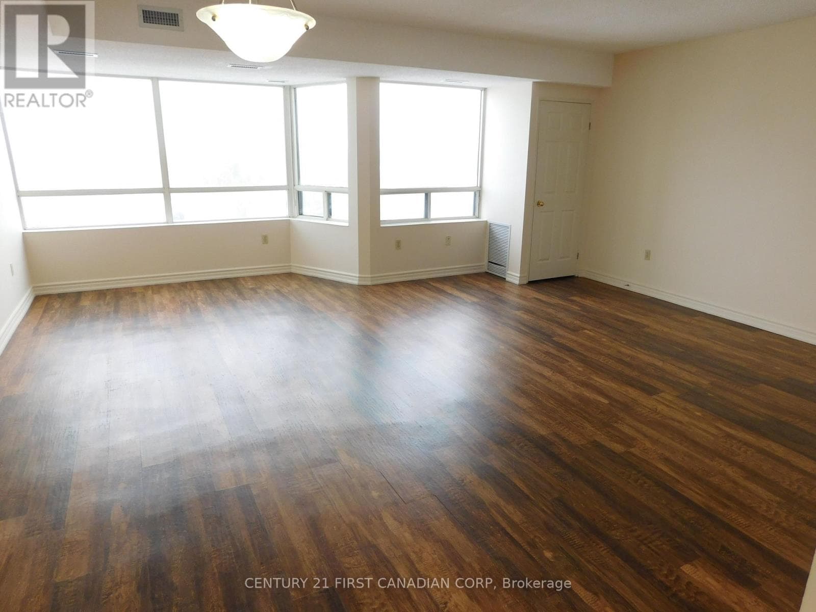 803 - 744 WONDERLAND ROAD S photo 4