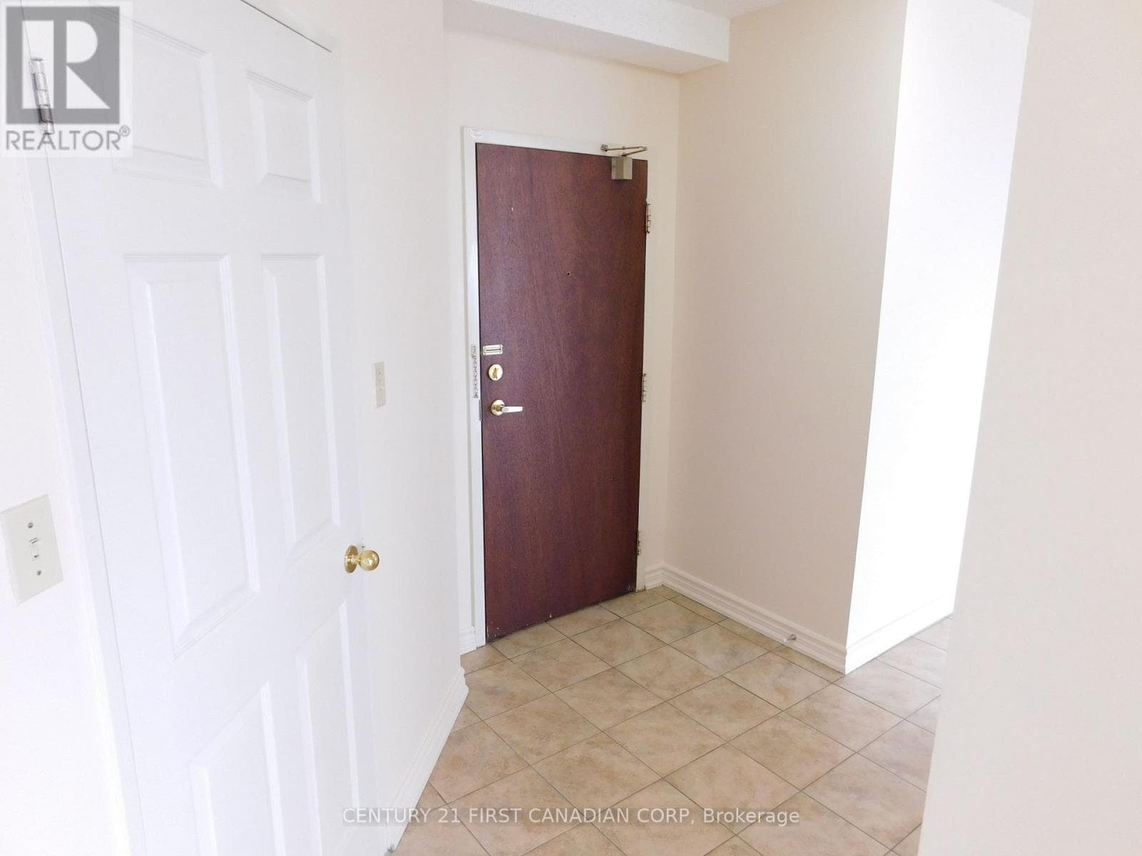 803 - 744 WONDERLAND ROAD S photo 5