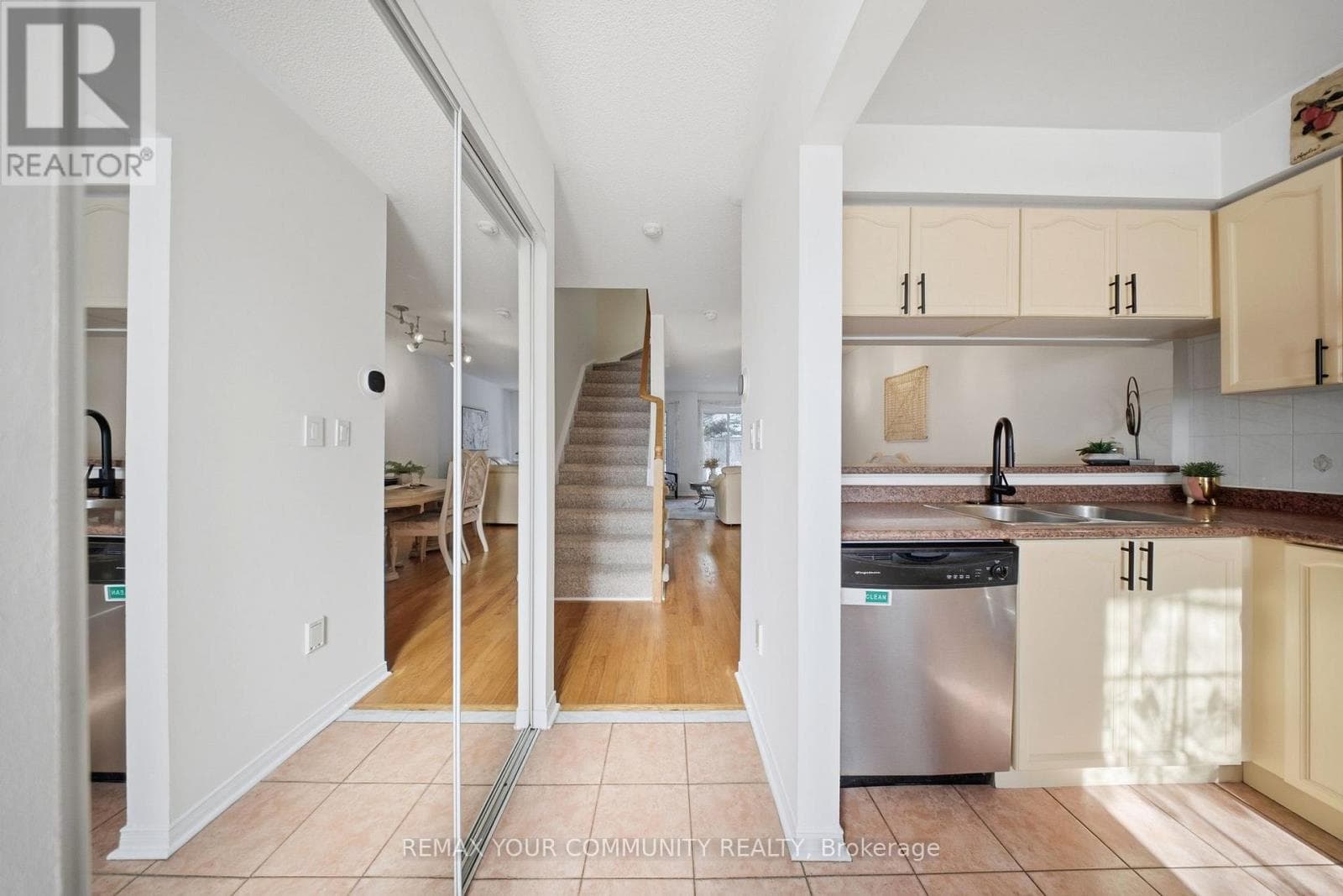 11 - 210 MANITOBA STREET photo 3